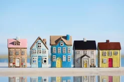 IB Laursen talolyhty Nyhavn kukat ja vaaleanpunainen katto