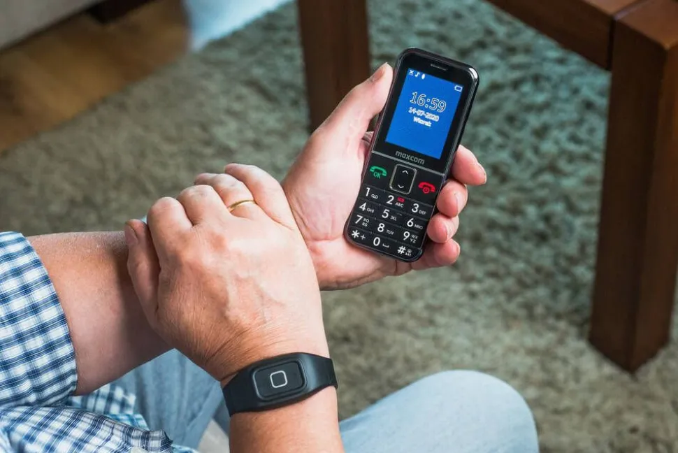 Maxcom matkapuhelin MM735BB SOS-turvarannekkeella