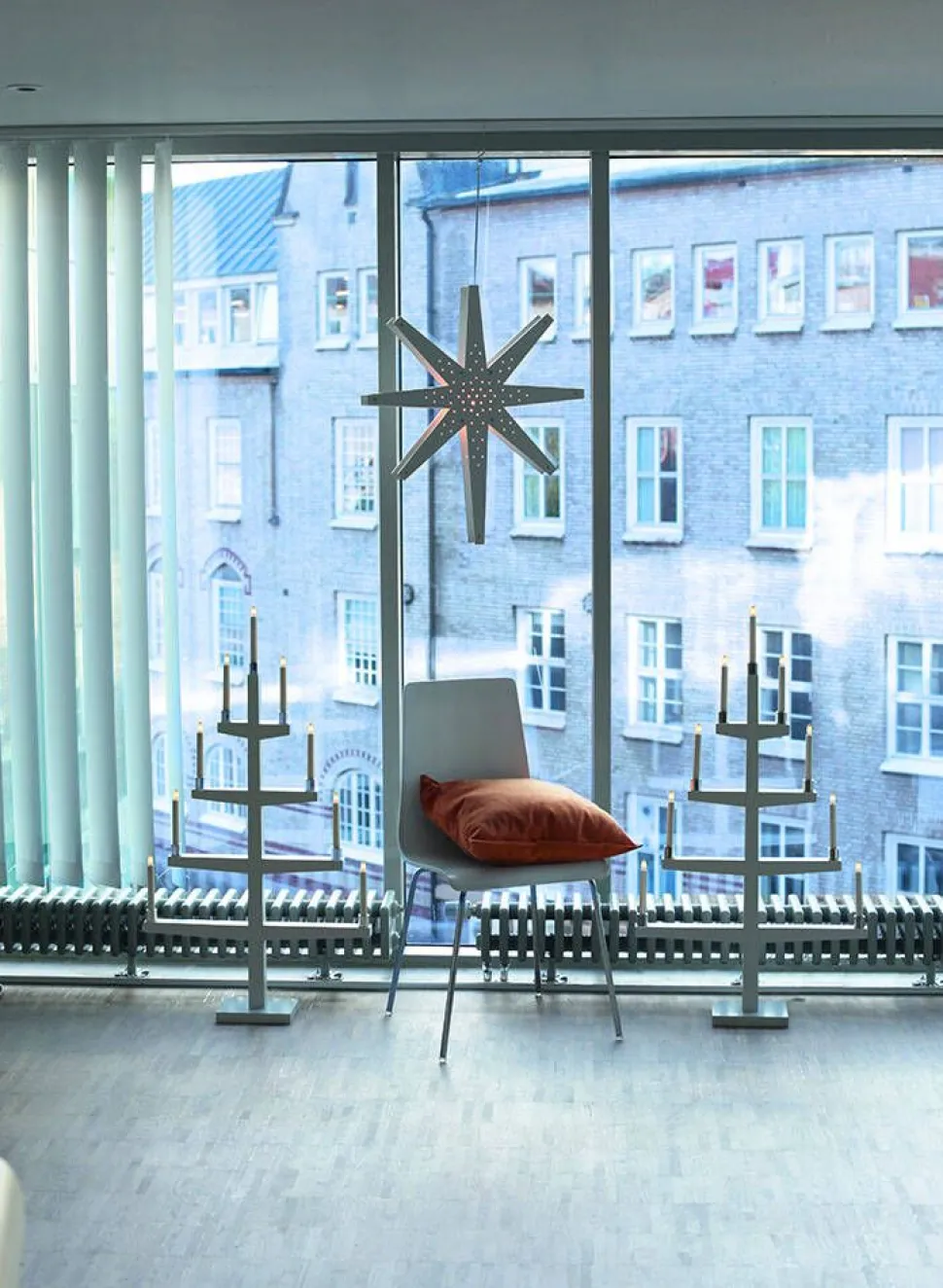 Star Trading 9-haarainen kynttelikkö Tall valkoinen