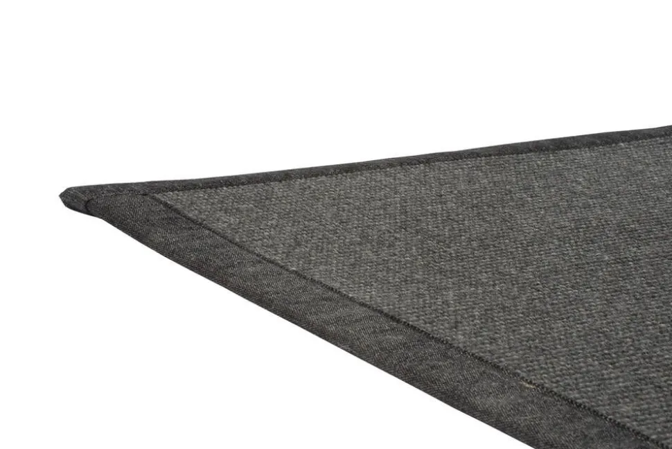 VM-Carpet Esmeralda 79 musta, 80*150 cm, kantti 020 B
